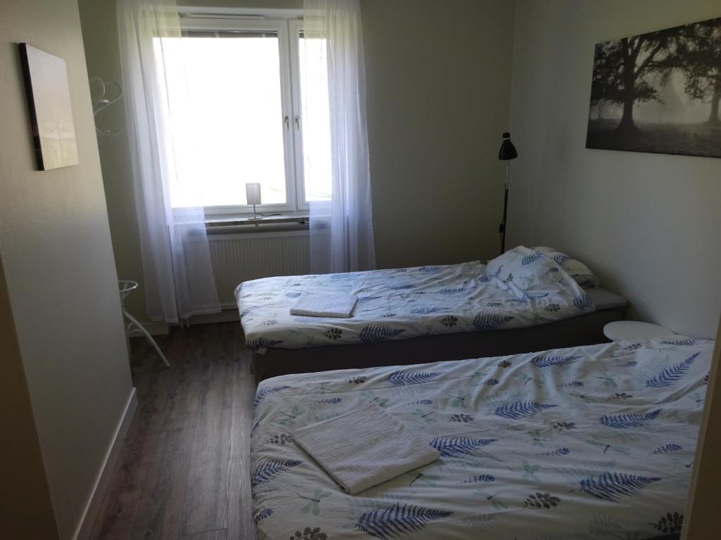 Двухместный (Двухместный номер с 2 отдельными кроватями и общей ванной комнатой) хостела Ekbacken Vandrarhem, Катринехольм
