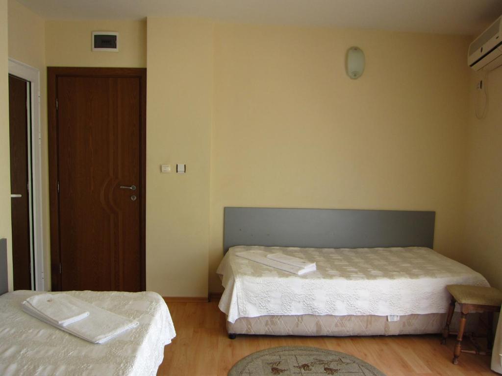 Двухместный (Двухместный номер с 2 отдельными кроватями и балконом) отеля Family Hotel Bistritsa, Сандански