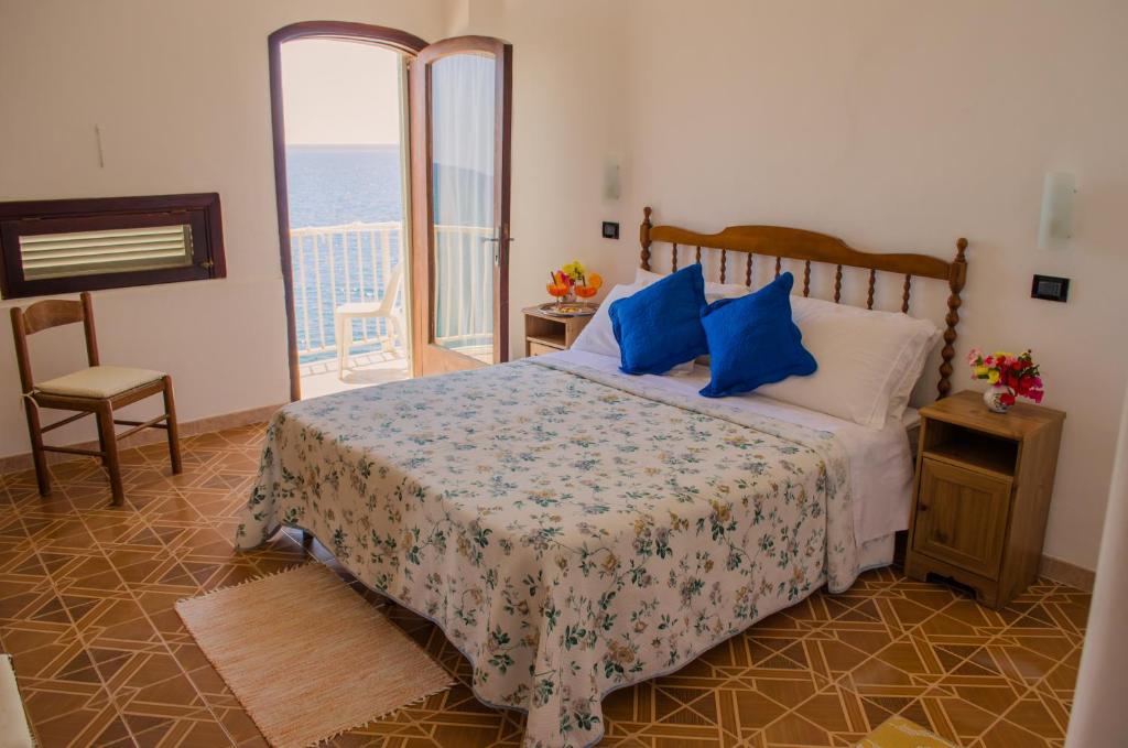 Двухместный (Двухместный номер с 1 кроватью или 2 отдельными кроватями и видом на море) отеля Hotel Angelino, Искья