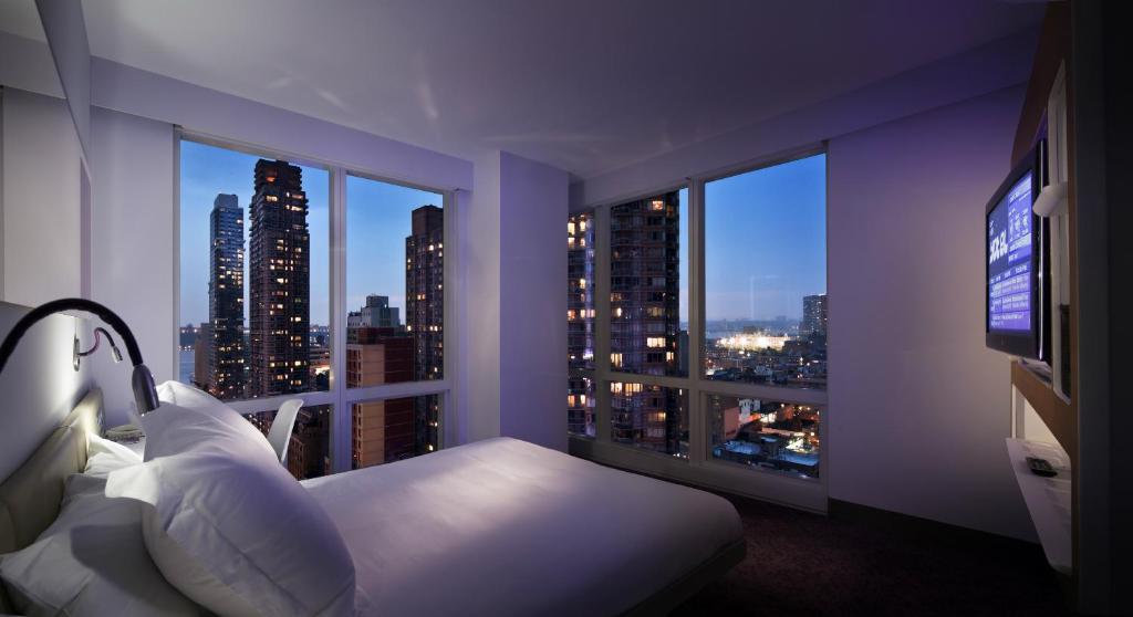 Двухместный (Угловой номер с кроватью размера «queen-size»), YOTEL New York Times Square