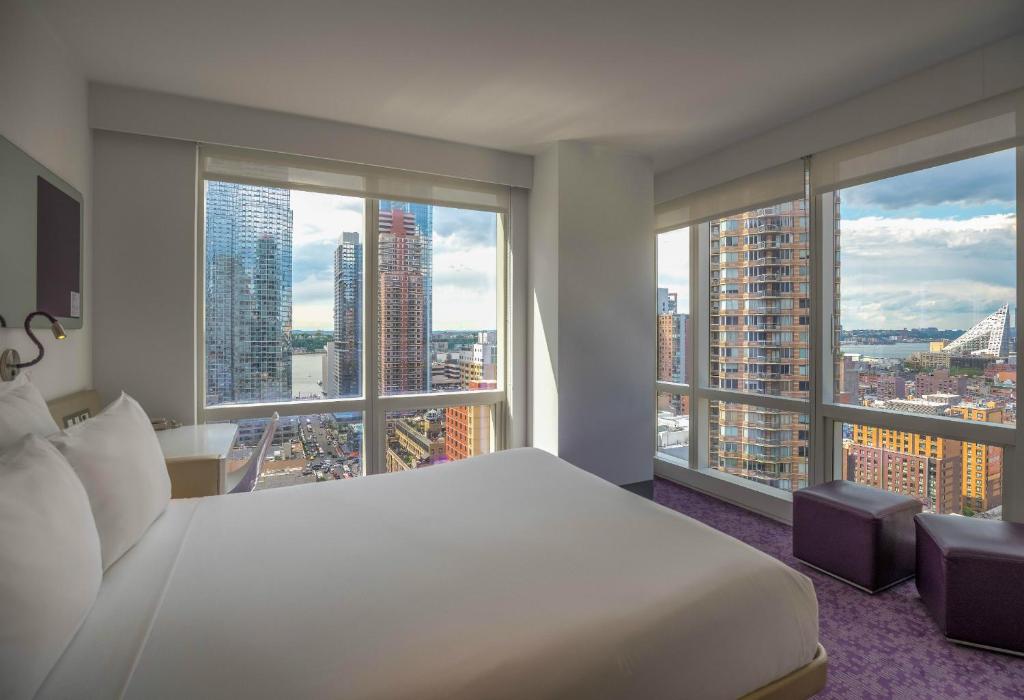 Двухместный (Угловой номер с кроватью размера «queen-size»), YOTEL New York Times Square