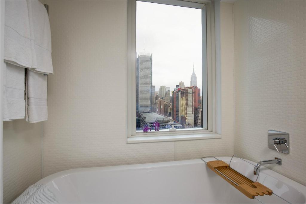 Сьюит (Люкс VIP с кроватью размера «king-size», живописный вид), YOTEL New York Times Square