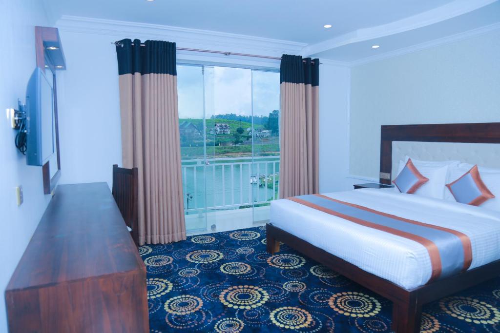 Трехместный (Трехместный номер с видом на озеро) отеля Galaxy Grand Hotel, Нувара-Элия