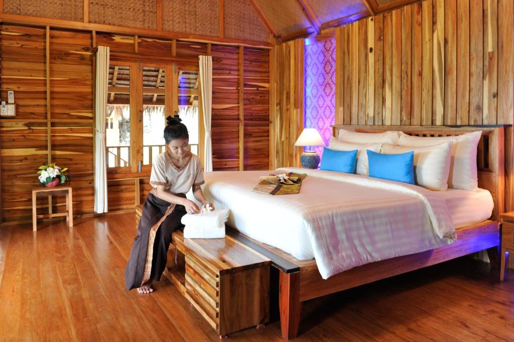 Номер (Улучшенное бунгало) курортного отеля Phi Phi Phu Chalet Beach Resort, Пхи-Пхи