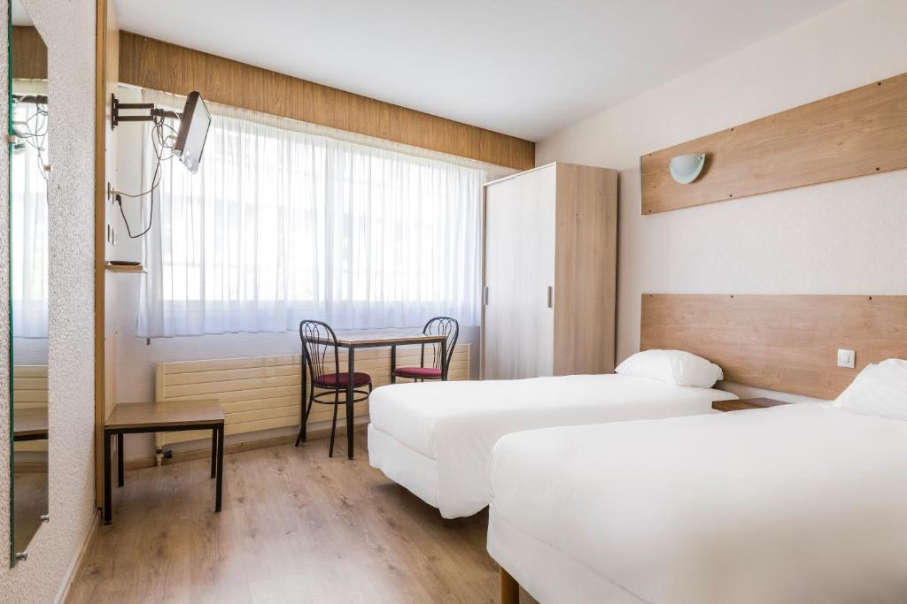 Двухместный (Стандартный двухместный номер с 2 отдельными кроватями) отеля Hôtel des Alpes, Гренобль