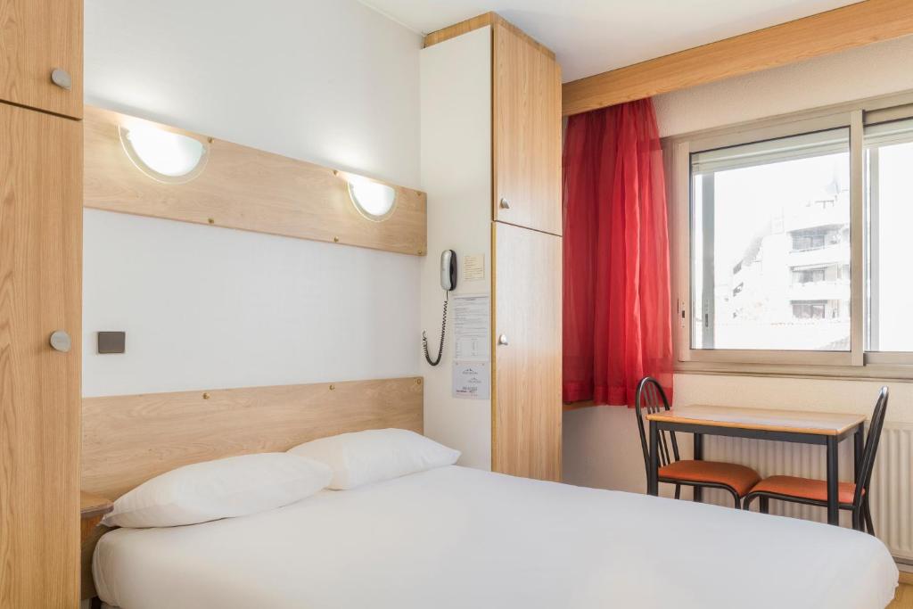 Двухместный (Стандартный двухместный номер с 1 кроватью) отеля Hôtel des Alpes, Гренобль