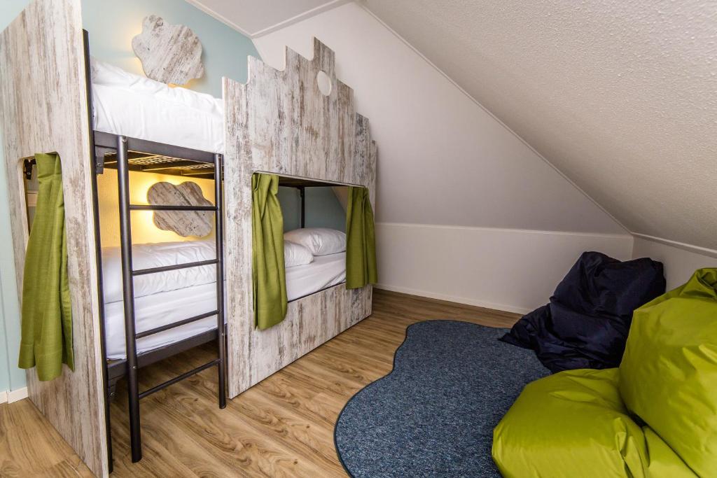 Номер (Роскошный дом с 4 спальнями и собственной сауной (подходит для размещения с детьми)) парк-отеля Dormio Resort Maastricht, Маастрихт