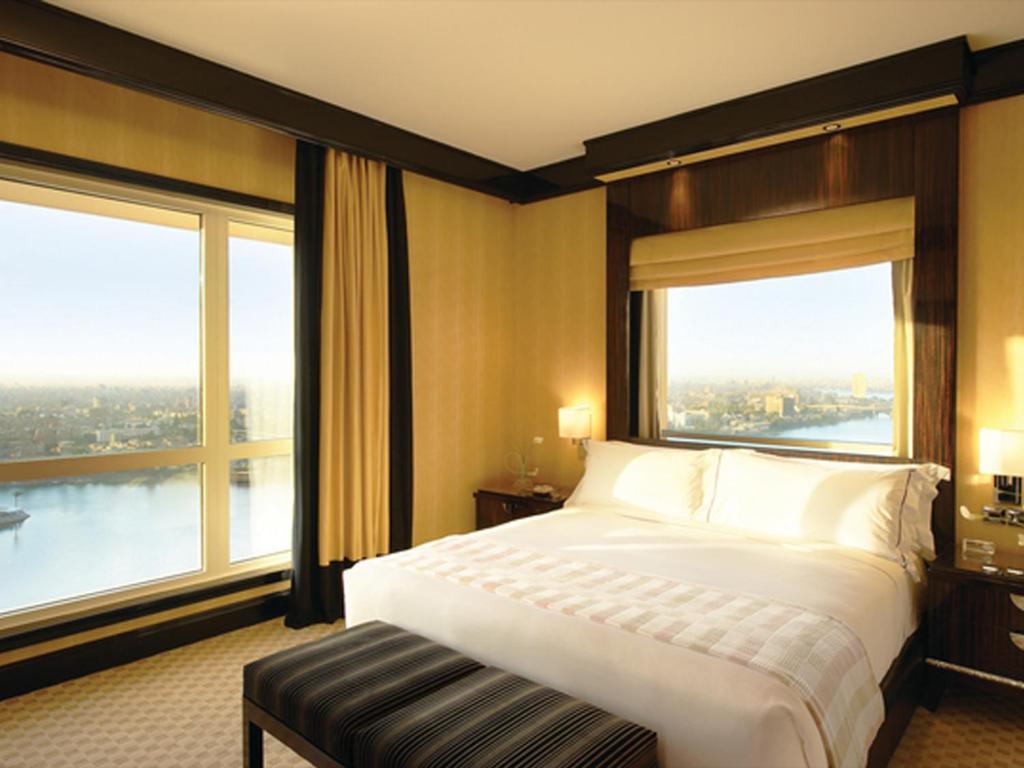 Сьюит (Люкс Fairmont Gold с кроватью размера «king-size», живописный вид - Для курящих) отеля Fairmont Nile City, Каир