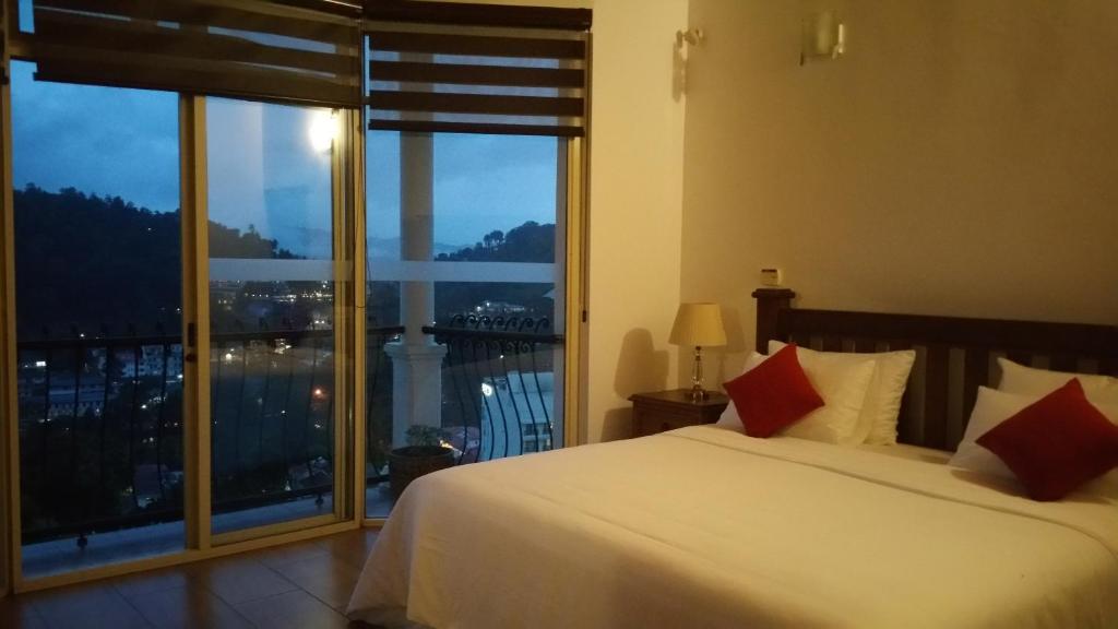 Двухместный (Двухместный номер Делюкс с 1 кроватью и балконом) отеля 36 Bed & Breakfast, Канди
