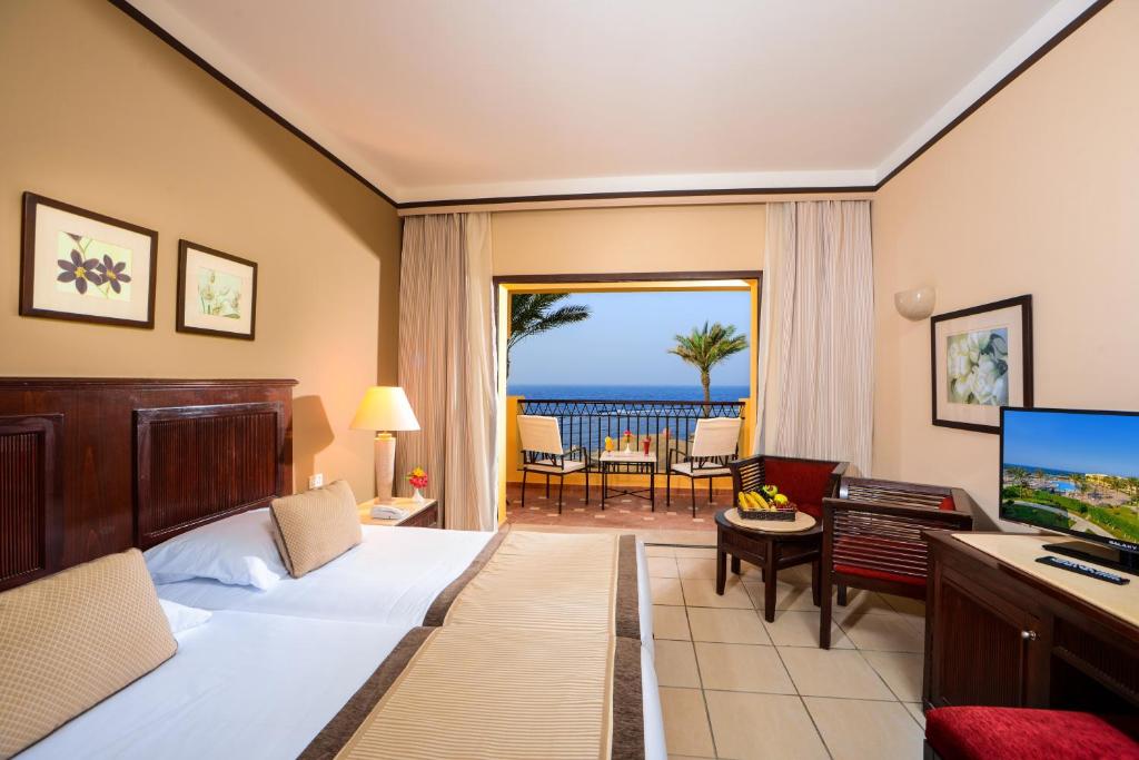 Двухместный (Улучшенный двухместный номер с 2 отдельными кроватями - Samaya) курортного отеля Jaz Lamaya Resort, Корая-Бэй