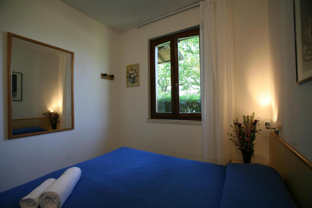 Номер (Бунгало «Комфорт» с 1 спальней (для 2 взрослых и 2 детей)) парк-отеля The Garda Village, Сирмионе
