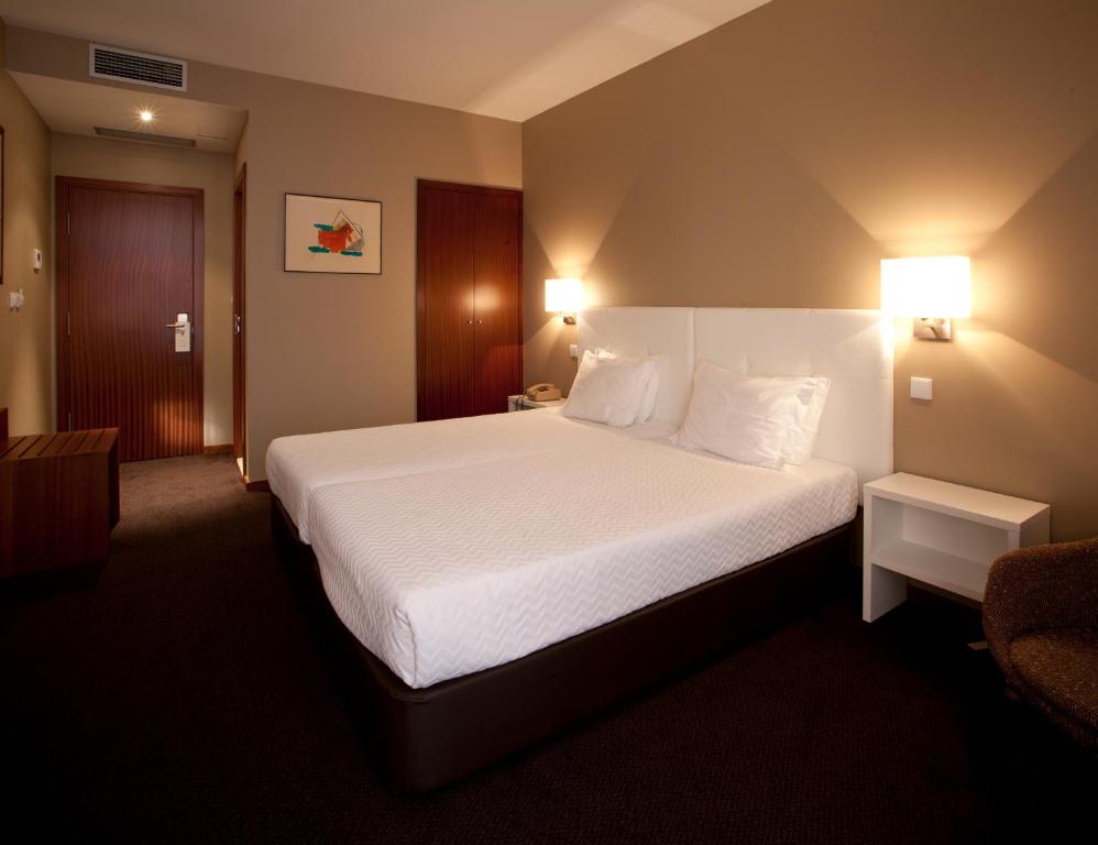 Двухместный (Улучшенный двухместный номер с 2 отдельными кроватями) отеля Porto Antas Hotel, Порту