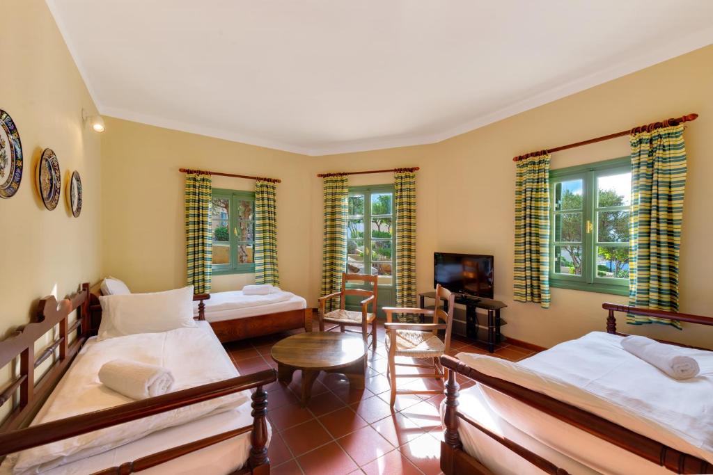 Сьюит (Семейный люкс в бунгало с видом на сад (для 2 взрослых и 1 ребенка)) курортного отеля Kalimera Kriti Hotel & Village Resort, Сисси