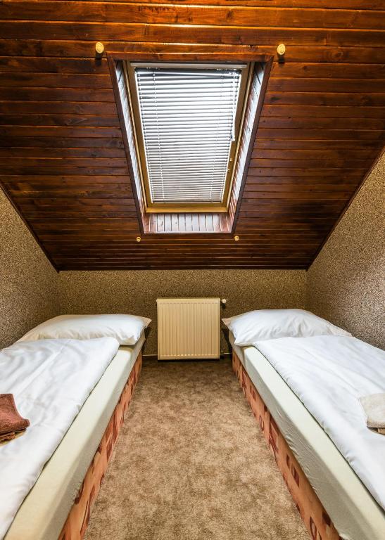 Двухместный (Двухместный номер с 2 отдельными кроватями и общей ванной комнатой) гостевого дома Penzion Škorpión, Сенец