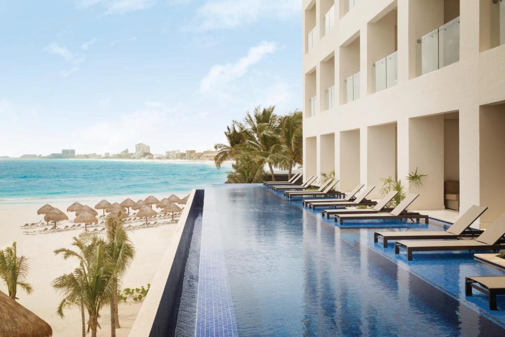 Четырехместный (Двухместный номер Ziva Sky Master с 1 кроватью у кромки бассейна, вид на океан – Только для взрослых) курортного отеля Hyatt Ziva Cancun, Канкун