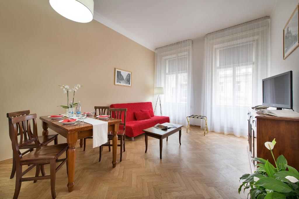 Апартаменты (Улучшенные двухместные апартаменты с 1 кроватью и парковкой) апарт-отеля Suite Home Prague, Прага