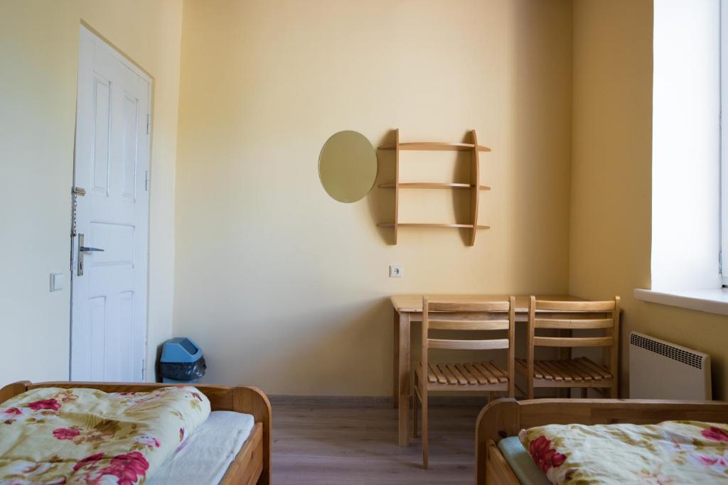 Двухместный (Двухместный номер с 2 отдельными кроватями и общей ванной комнатой) хостела Fortuna Hostel, Вильнюс