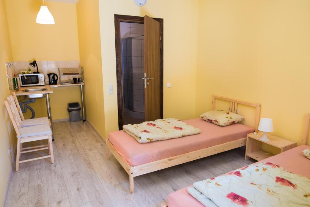 Двухместный (Классический номер с 2 отдельными кроватями и собственной ванной комнатой) хостела Fortuna Hostel, Вильнюс