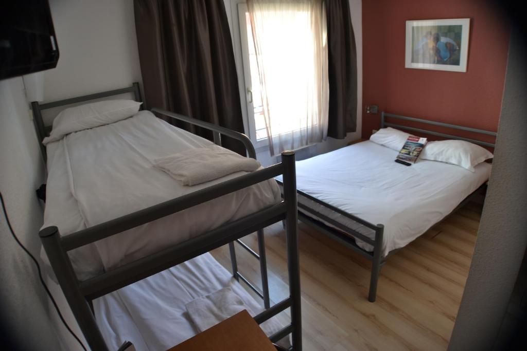 Четырехместный (Четырехместный номер с 1 двуспальной и 2 двухъярусными кроватями) отеля Brit Hotel Primo Colmar Centre, Кольмар