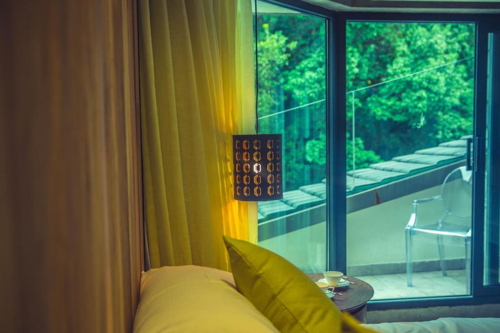 Двухместный (Номер с кроватью размера «king-size» и видом на горы) отеля Hangzhou West lake Yi Shu Hotel, Ханчжоу