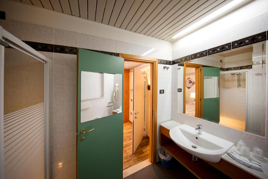 Двухместный (Двухместный номер с 1 кроватью или 2 отдельными кроватями) отеля Hotel Marina Bay, Римини