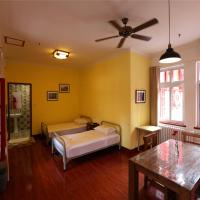 Двухместный (Двухместный номер Делюкс с 2 отдельными кроватями и балконом) хостела Wheat Youth Hostel, Циндао