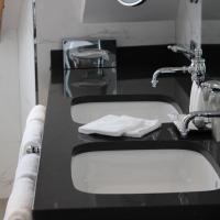 Двухместный (Улучшенный двухместный номер с 1 кроватью) отеля Hôtel & Spa Le Bouclier D'or, Страсбург