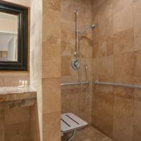 Четырехместный (Номер «Премьер» с 2 кроватями размера «queen-size» — Подходит для гостей с нарушениями опорно-двигательного аппарата/нарушением слуха — Для не) отеля Days Inn by Wyndham San Diego Hotel Circle, Сан-Диего