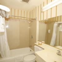 Четырехместный (Стандартный номер с 2 двуспальными кроватями или 2 кроватями размера "queen-size") мотеля Hollywood Guest Inn, Лос-Анджелес