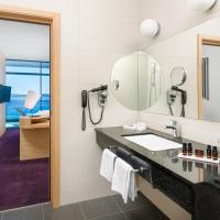 Двухместный (Двухместный номер Делюкс с 1 кроватью или 2 отдельными кроватями, балконом и видом на море) отеля Hotel Olympia Sky, Водице