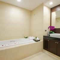 Сьюит (Grand Deluxe King Suite with Living Room and Balcony) отеля Grand Mercure Bangkok Asoke Residence, Бангкок