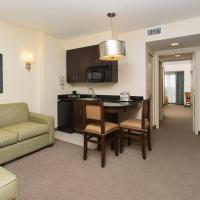 Сьюит (Роскошный люкс с 2 спальнями, вид на город (без курортного сбора)) курортного отеля Ramada Suites By Wyndham Orlando International Drive, Орландо