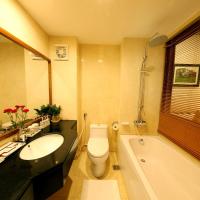 Двухместный (Исторический двухместный номер с 1 кроватью и балконом) отеля Hanoi Nostalgia Hotel & Spa, Ханой