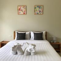 Двухместный (Улучшенный двухместный номер с 1 кроватью) отеля Snooze Inn Phuket, Пхукет