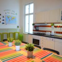 Четырехместный (Четырехместный номер эконом-класса с общей ванной комнатой) хостела Travel&Joy backpackers, Прага