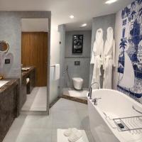 Трехместный (Номер Делюкс с видом на море и кроватью размера «king-size») курортного отеля Taj Exotica Resort & Spa, Goa, Бенаулим