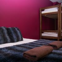 Трехместный (Трехместный номер с общей ванной комнатой) хостела Naughty Squirrel Backpackers Hostel, Рига