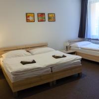 Трехместный (Трехместный номер с мини-кухней) курортного отеля Hotel Lopušná Dolina, Попрад