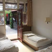 Трехместный (Triple Room-only for China mainland citizens with Chinese ID card) хостела Three Legged Frog Hostel, Пекин