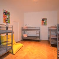 Номер (Кровать в 8-местном общем номере для мужчин и женщин с собственной ванной комнатой) хостела Travel&Joy backpackers, Прага