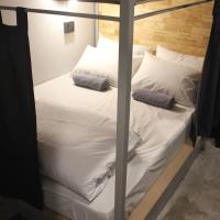 Четырехместный (Economy Quadruple Room with Shared Bathroom (No Window)) хостела Ekanek Hostel, Бангкок