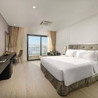 Двухместный (Deluxe Golden Bay King with Balcony and Bay View) отеля Danang Golden Bay, Дананг