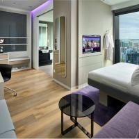 Сьюит (Номер первого класса с кроватью размера «king-size») отеля YOTEL Singapore Orchard Road, Сингапур (город)