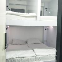 Семейный (Private Room with 1 Double Pod and 2 Single Pods) капсульного отеля Wink Capsule Hostel, Сингапур (город)