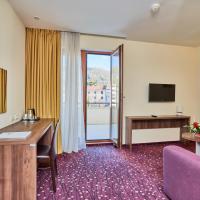 Сьюит (Люкс с террасой) отеля Hotel Pine, Тиват