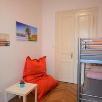 Номер (Кровать в общем номере для мужчин и женщин с 10 кроватями) хостела Travel&Joy backpackers, Прага