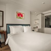 Двухместный (Улучшенный номер с кроватью размера «queen-size») отеля Adaline Hotel and Suite, Дананг