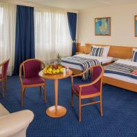 Двухместный (Улучшенный двухместный номер с 1 кроватью или 2 отдельными кроватями, бесплатной парковкой и пакетом велнес-услуг) отеля Top Hotel Prague, Прага