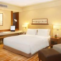 Двухместный (Клубный номер Делюкс с кроватью размера «king-size») отеля New Coast Hotel Manila (formerly New World Manila Bay Hotel), Манила