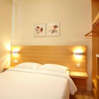 Двухместный (Улучшенный номер с кроватью размера «queen-size») отеля Hotel Six Seasons @ Mid Valley, Куала-Лумпур